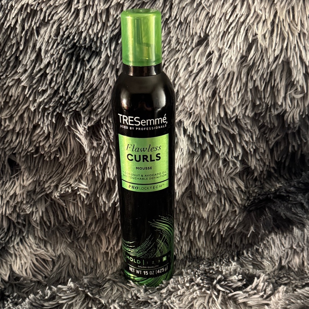 TRESemmé Flawless Curls Mousse - Black and Green